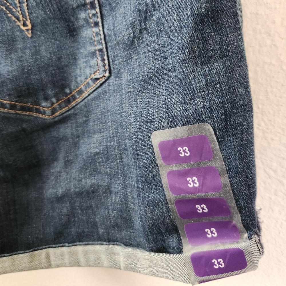 Levi's Jean Shorts Women's Mid Length Blue Medium Wash Denim 4" Size 33 NWT - Picture 5 of 10